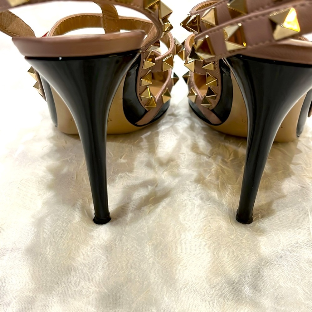 Valentino Garavani
Rockstud 100mm Slingback High-Heel Pumps - Picture 9 of 11